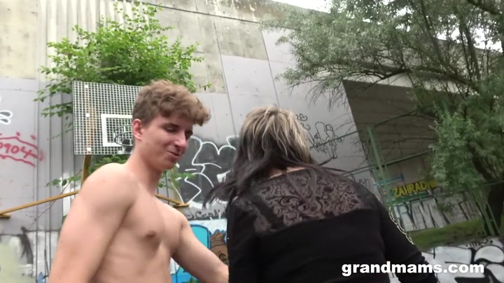 Спермотоксикозные подростки от недоёба трахнули бабушку на улице